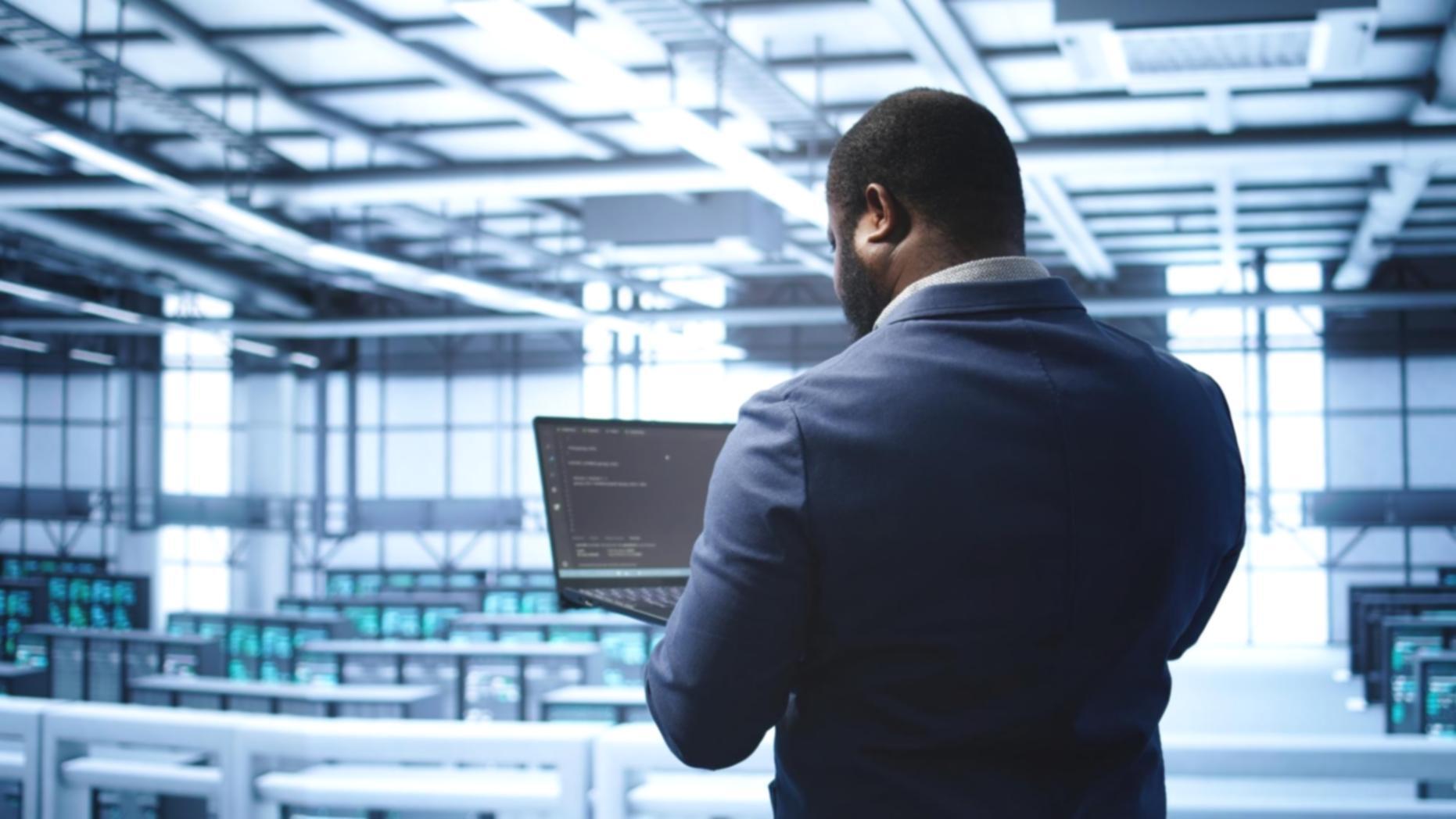 Sessão de desenvolvimento prático com alunos trabalhando em mecânicas de eventos sazonais